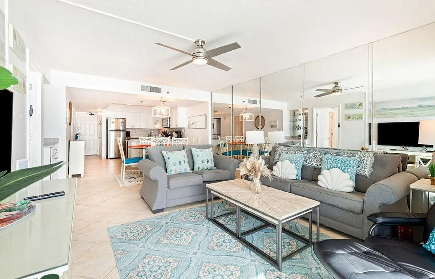 2 bed, 2.0 bath, 1001 sqft, $4,065 — Photo 2