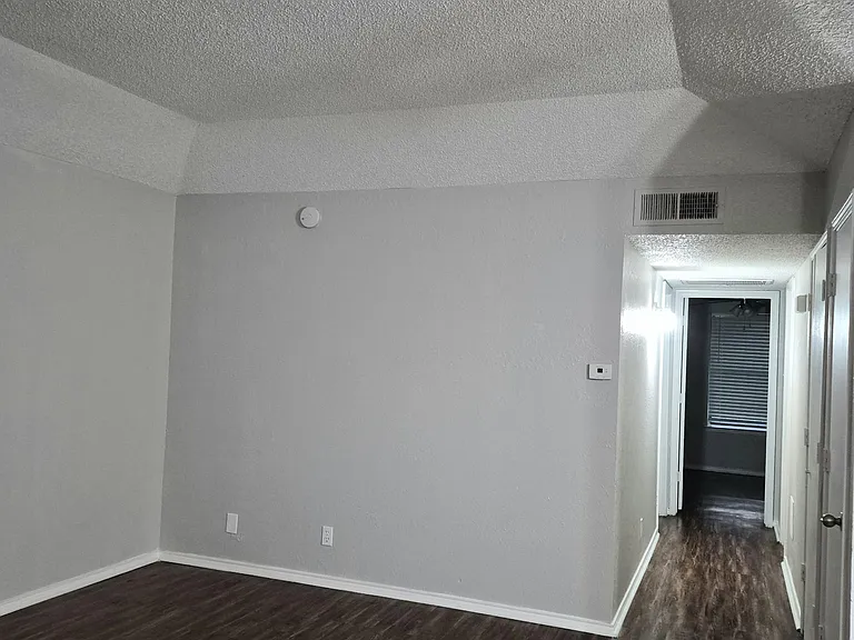 406 Matt Ln — Photo 4