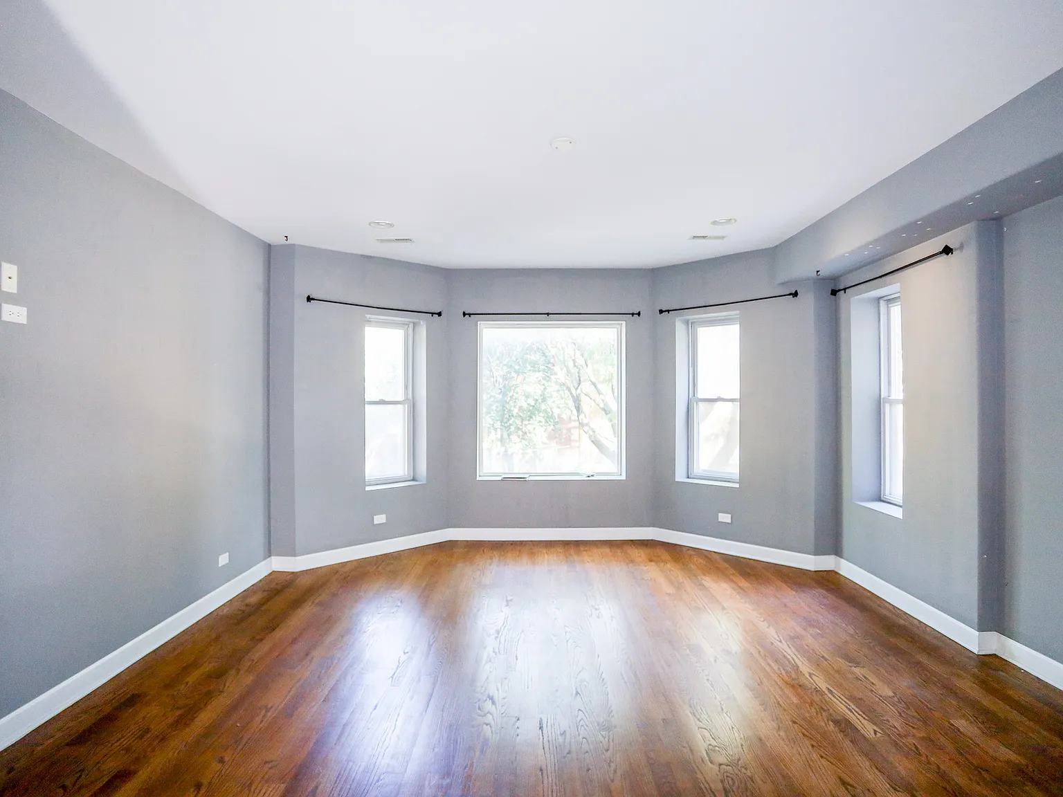 3 bed, 1200 sqft, $2,700 — Photo 4