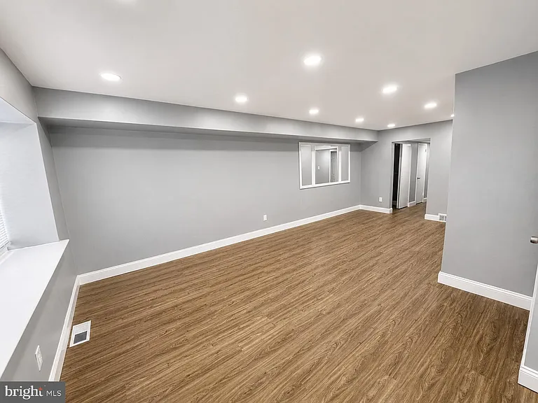 2216 Hoffnagle St — Photo 2