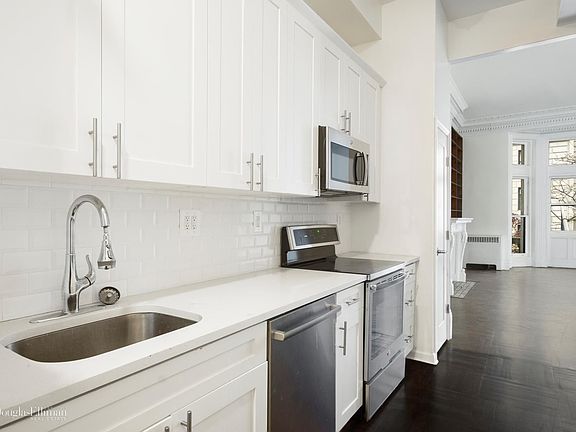 4th image of 28 E 72nd St APT 2
