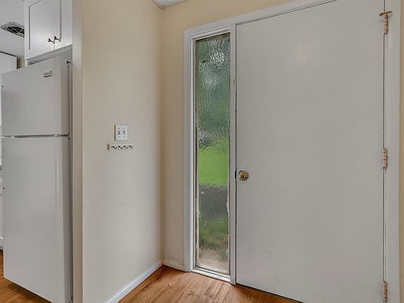 4th image of 201 Baxter Rd APT C