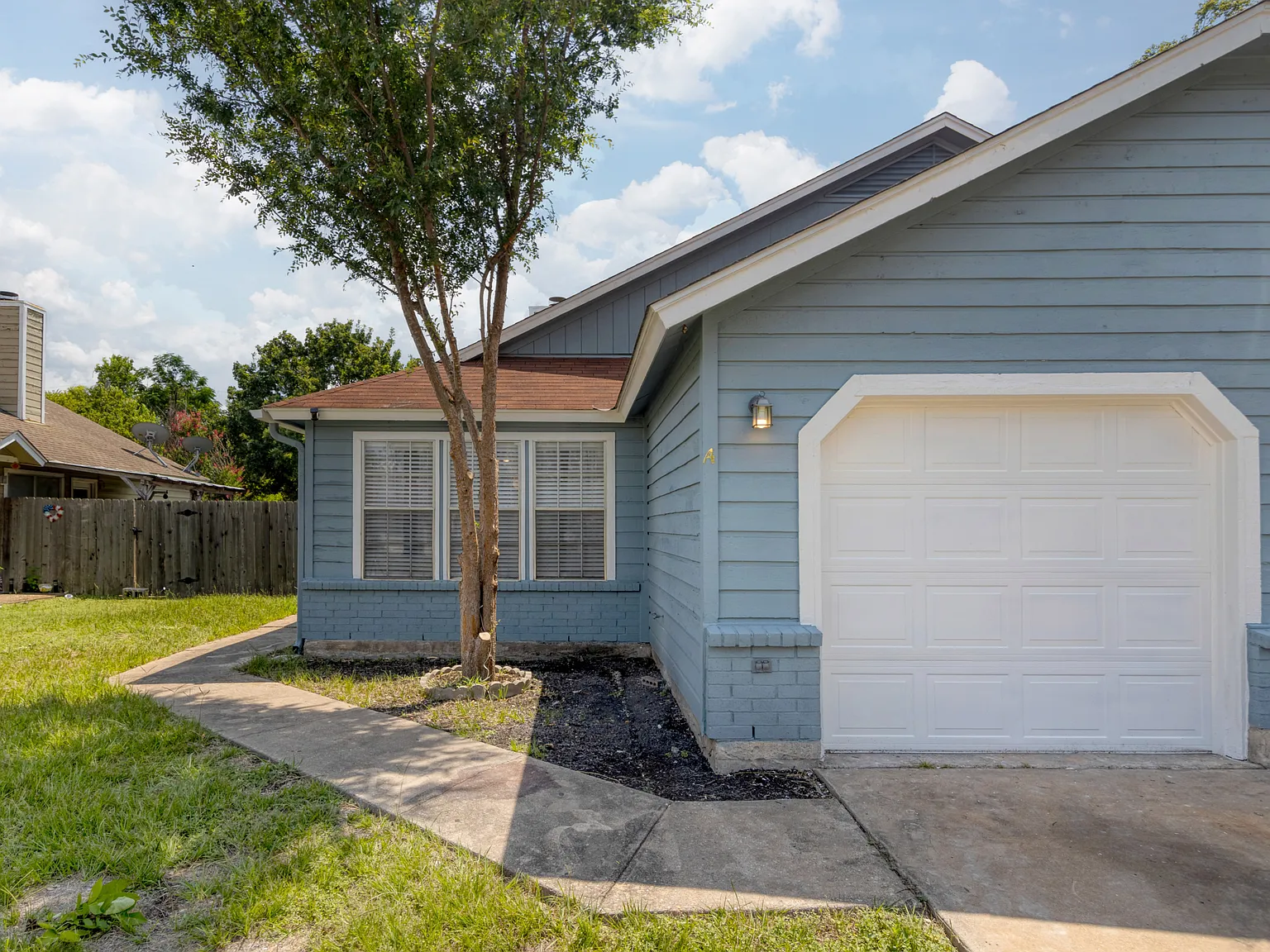 3 bed, 1060 sqft, $2,300 — Photo 2