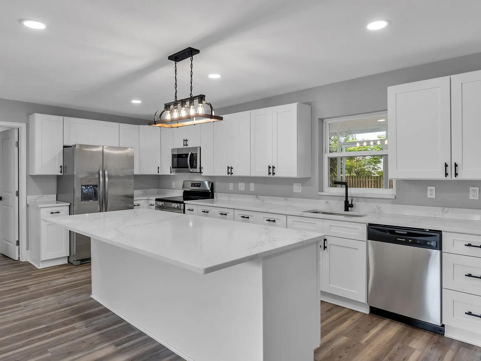 4 bed, 2.0 bath, 1650 sqft, $815 — Photo 3