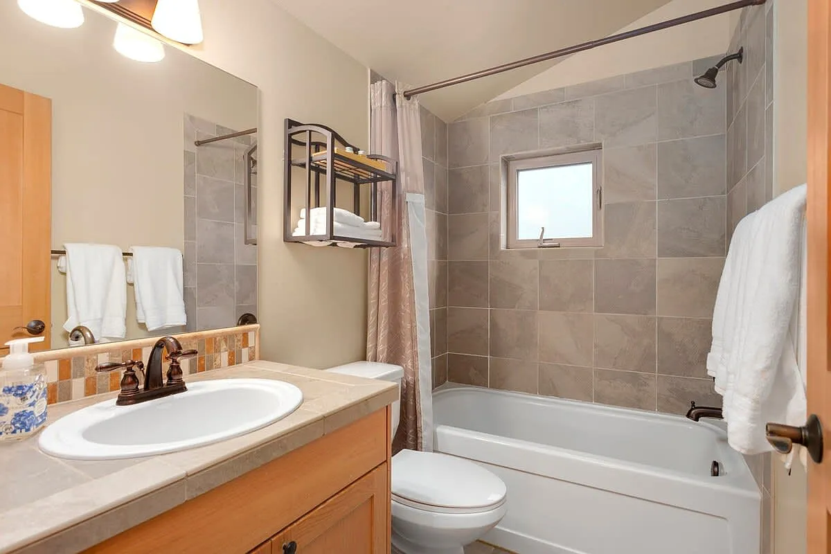 3 bed, 2.5 bath, 1300 sqft, $4,500 — Photo 2