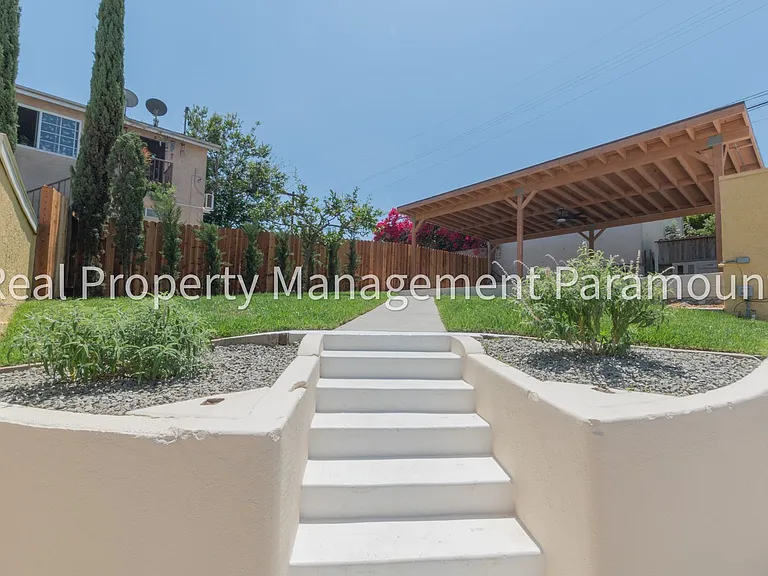 1867 S Redondo Blvd — Photo 41