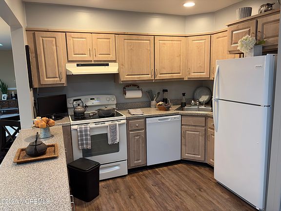 5th image of 10D Lexington Court