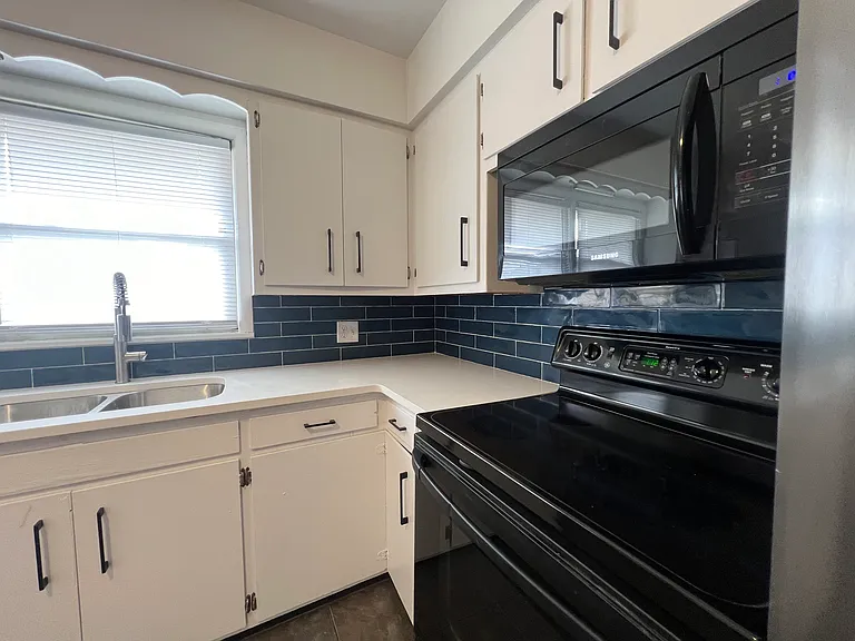 1131 E Elm St #1 — Photo 6