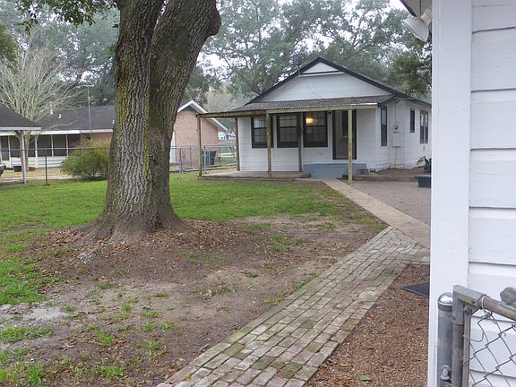 3rd image of 5806 Dahlia Ln