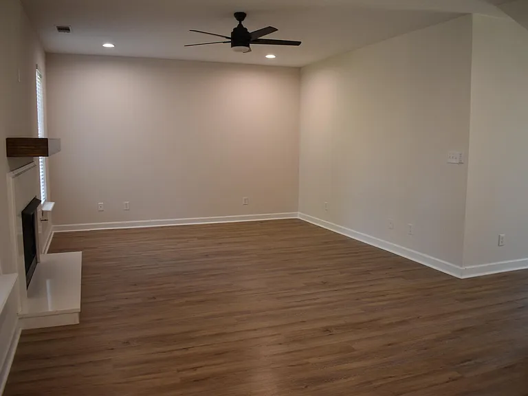 201 Bainbridge Dr — Photo 4
