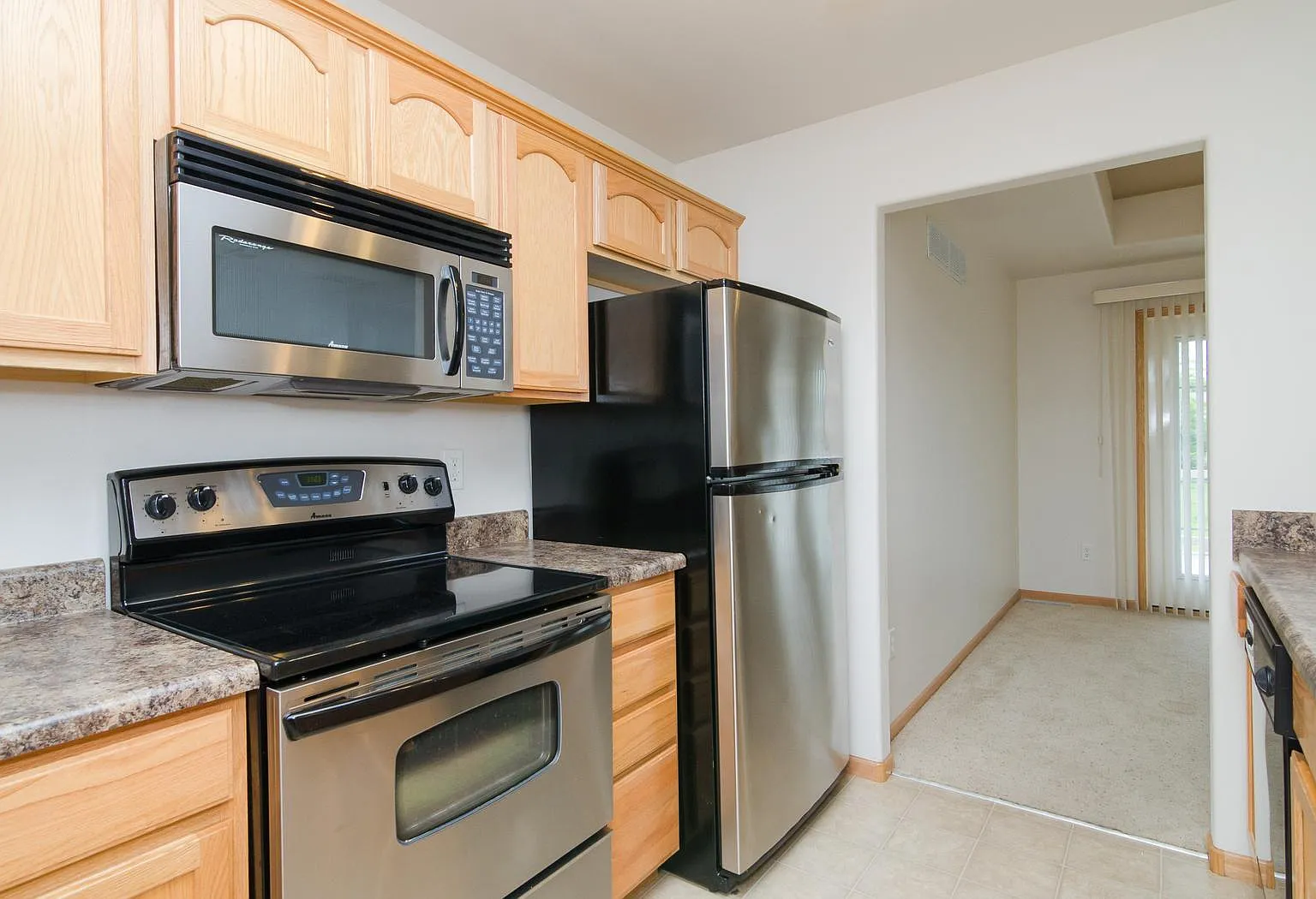 2 bed, 1032 sqft, $1,550 — Photo 2