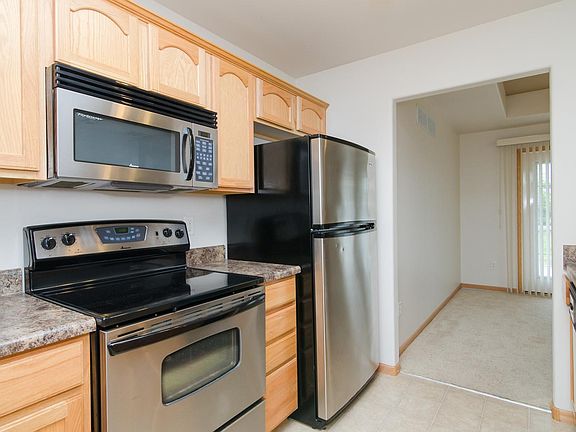 2nd image of 827 W Cherry St