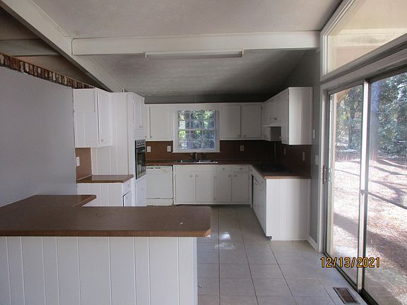 4th image of 2263 Country Club Dr SE