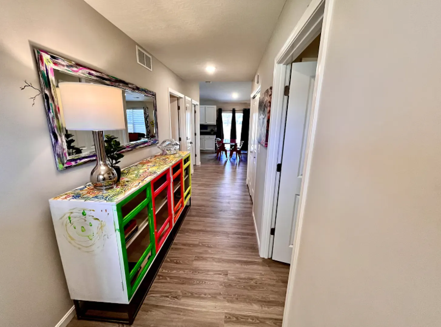 Vibrant 4 Bedroom Getaway with Hot Tub — Photo 2