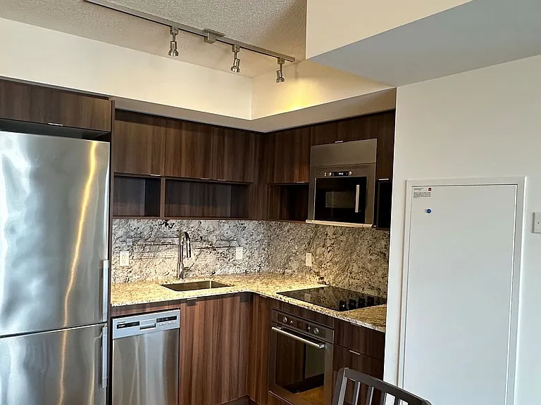 7 Mabelle Ave #2607 — Photo 6