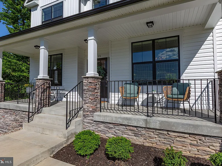 15 Grove Ln — Photo 3