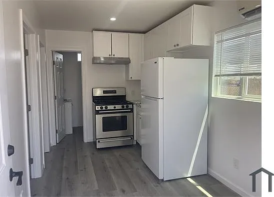 2 bed, 330 sqft, $1,700 — Photo 2