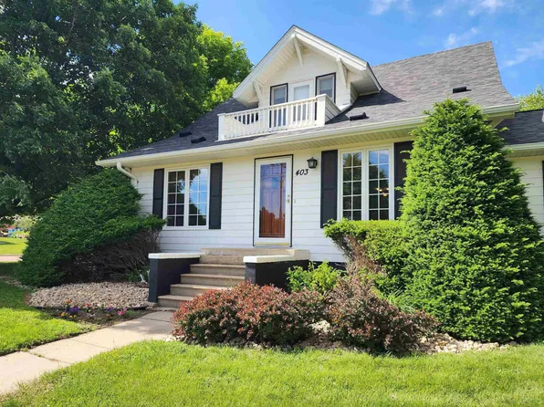 403 1st St, Hull, IA 51239