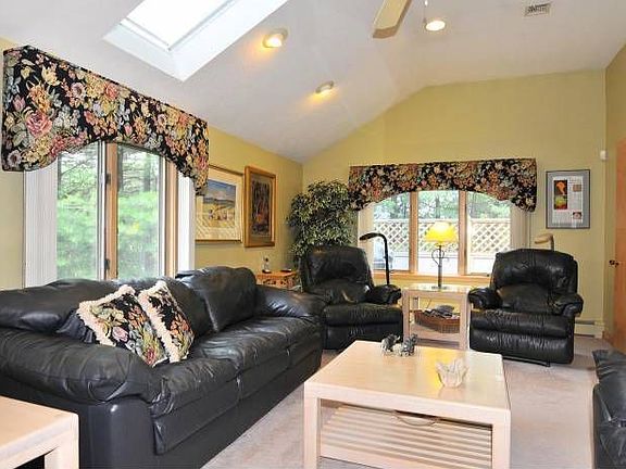 5th image of 8 Applewood Ln