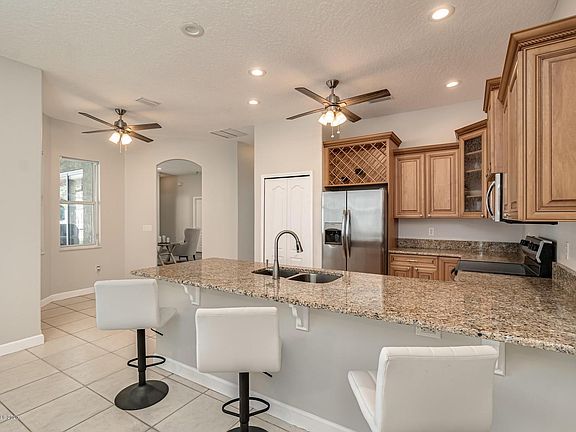 4th image of 866 Woodbine Dr