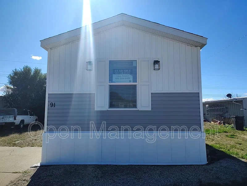 3 bed, 2.0 bath, 1120 sqft, $1,049 — Photo 2