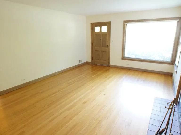 1229 Middlebury Ln — Photo 4