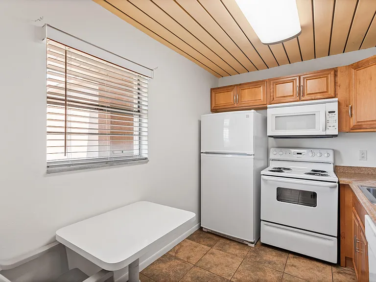 2515 NE 2nd Ct #418 — Photo 9
