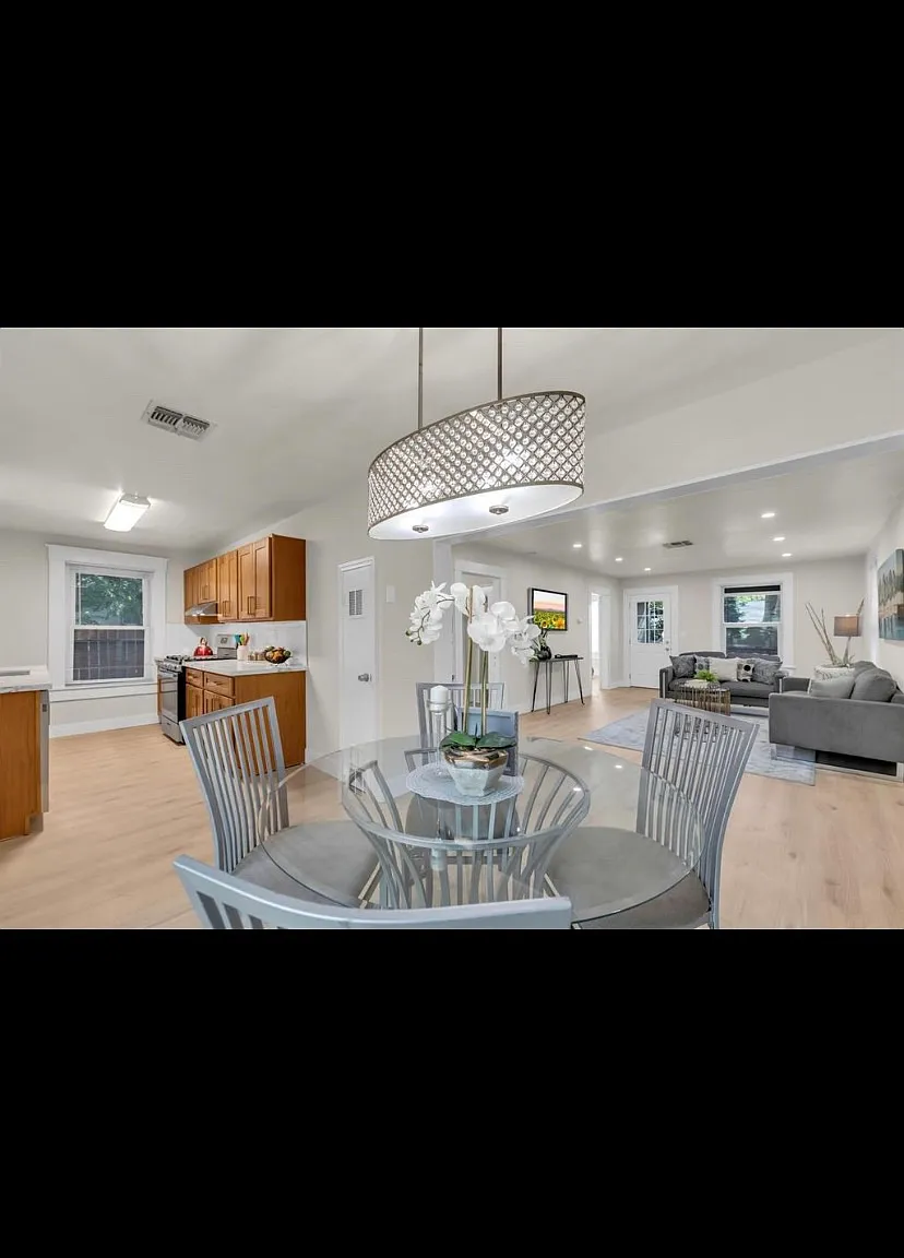 2 bed, 1080 sqft, $2,500 — Photo 4