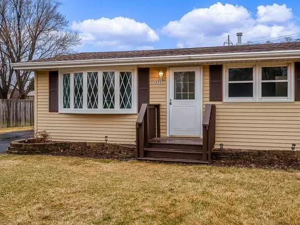 1231 Van Stone Dr, Machesney Park, IL 61115