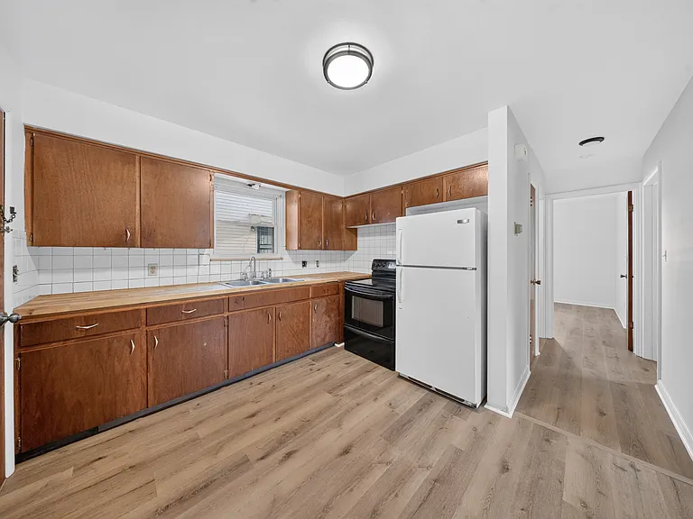 1095 Saint Michaels Ave #1095 — Photo 8