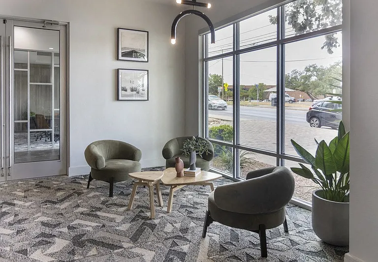 Bell South Lamar — Photo 11