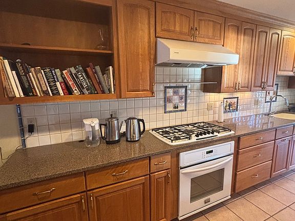 Kitchen Space, great counter space!