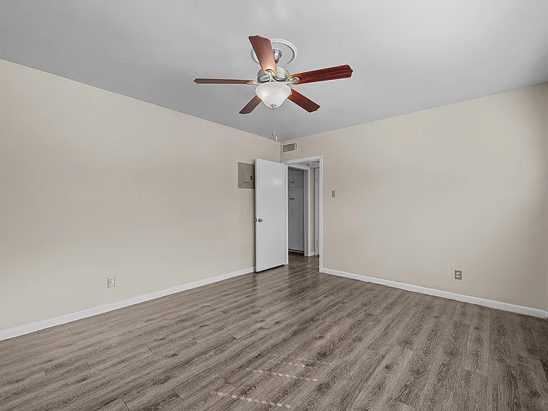 Enfield Court Apartments — Photo 5