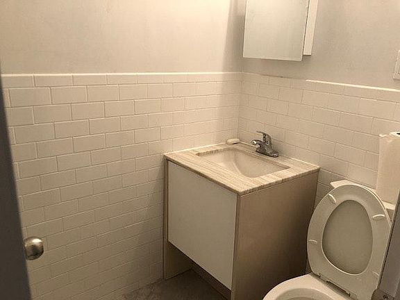 Vanity/Toilet area