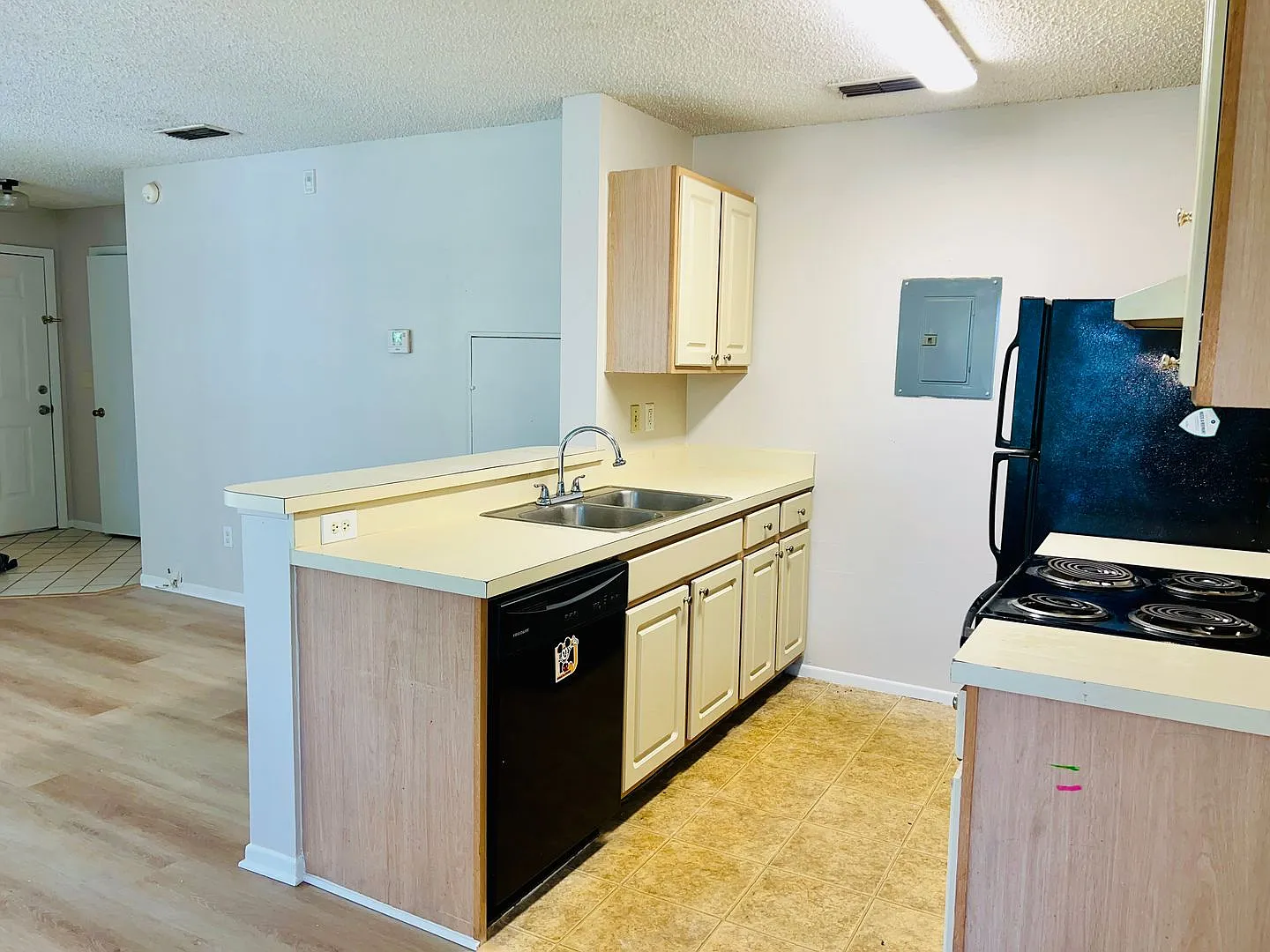 Move In Now!! New Laminate Plank Flooring & Fresh Paint! Spacious 2nd Floor- 2bd 2ba Condo In Gat... — Photo 4