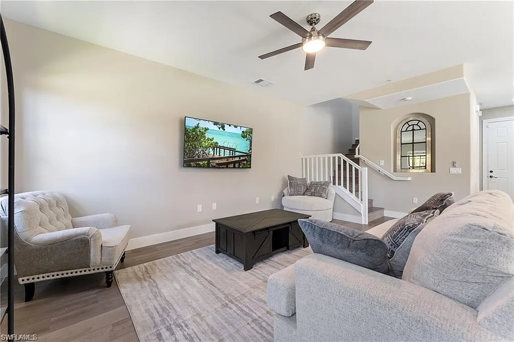 4 bed, 2.5 bath, 2026 sqft, $8,000 — Photo 3