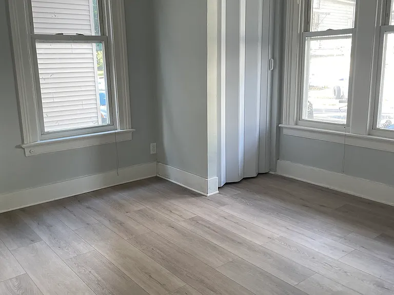1086 E Main St — Photo 5