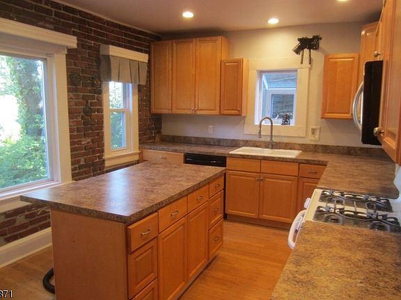 5th image of 15 Hawthorne Pl Floor 1