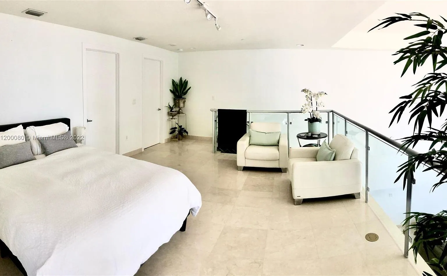 1 bed, 1000 sqft, $3,300 — Photo 2