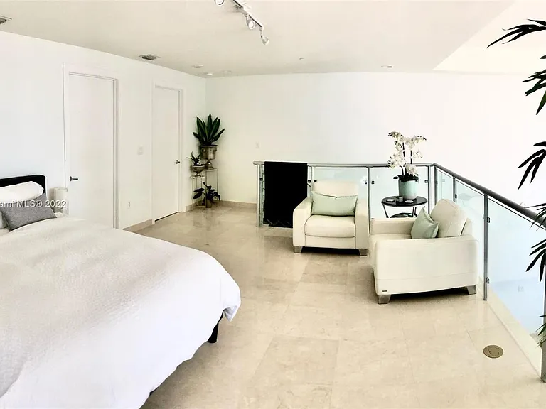 1050 Brickell Ave #812 — Photo 2
