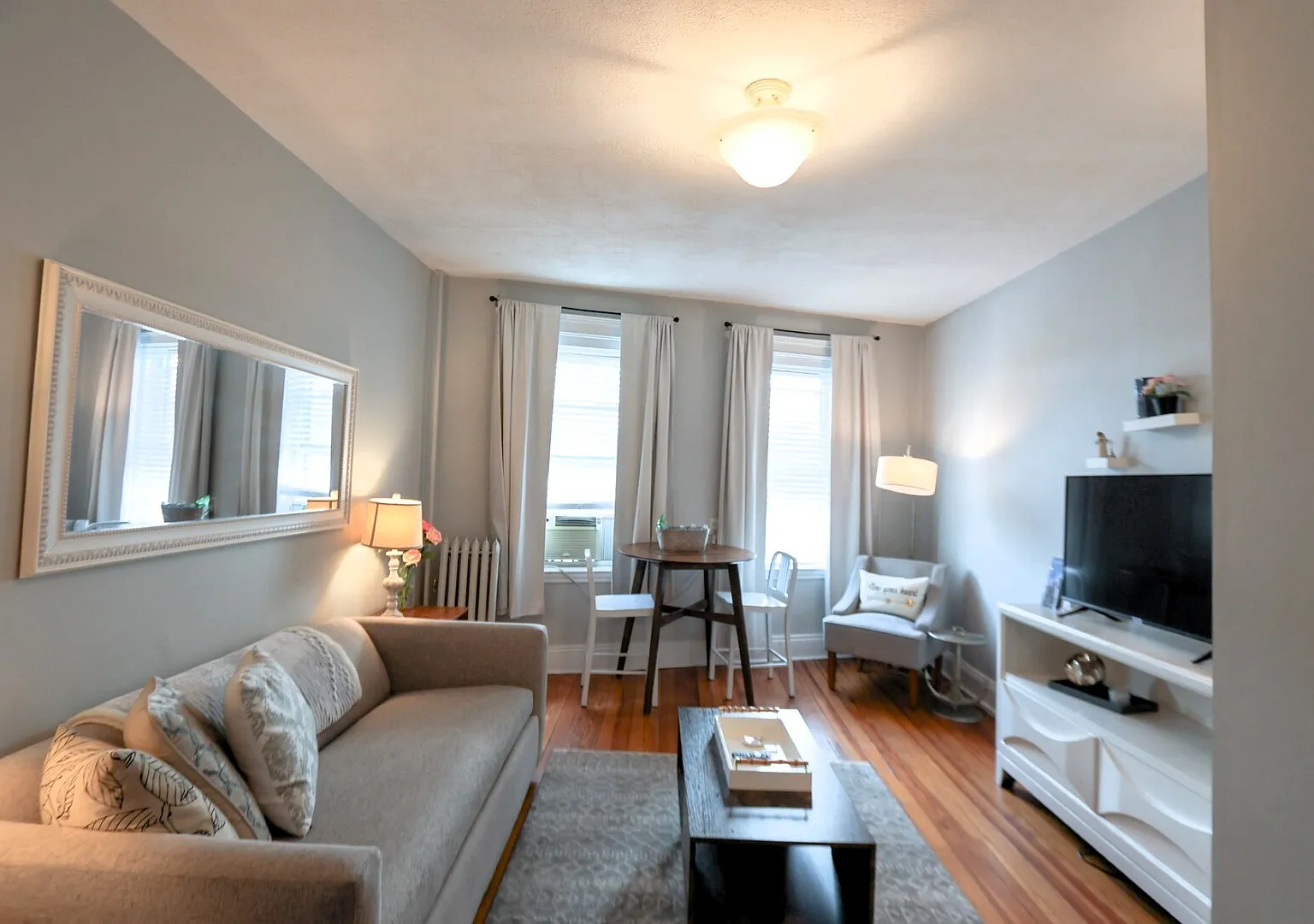 ORK3146 Sun-Filled 1-Bed w/ City Views — Photo 2