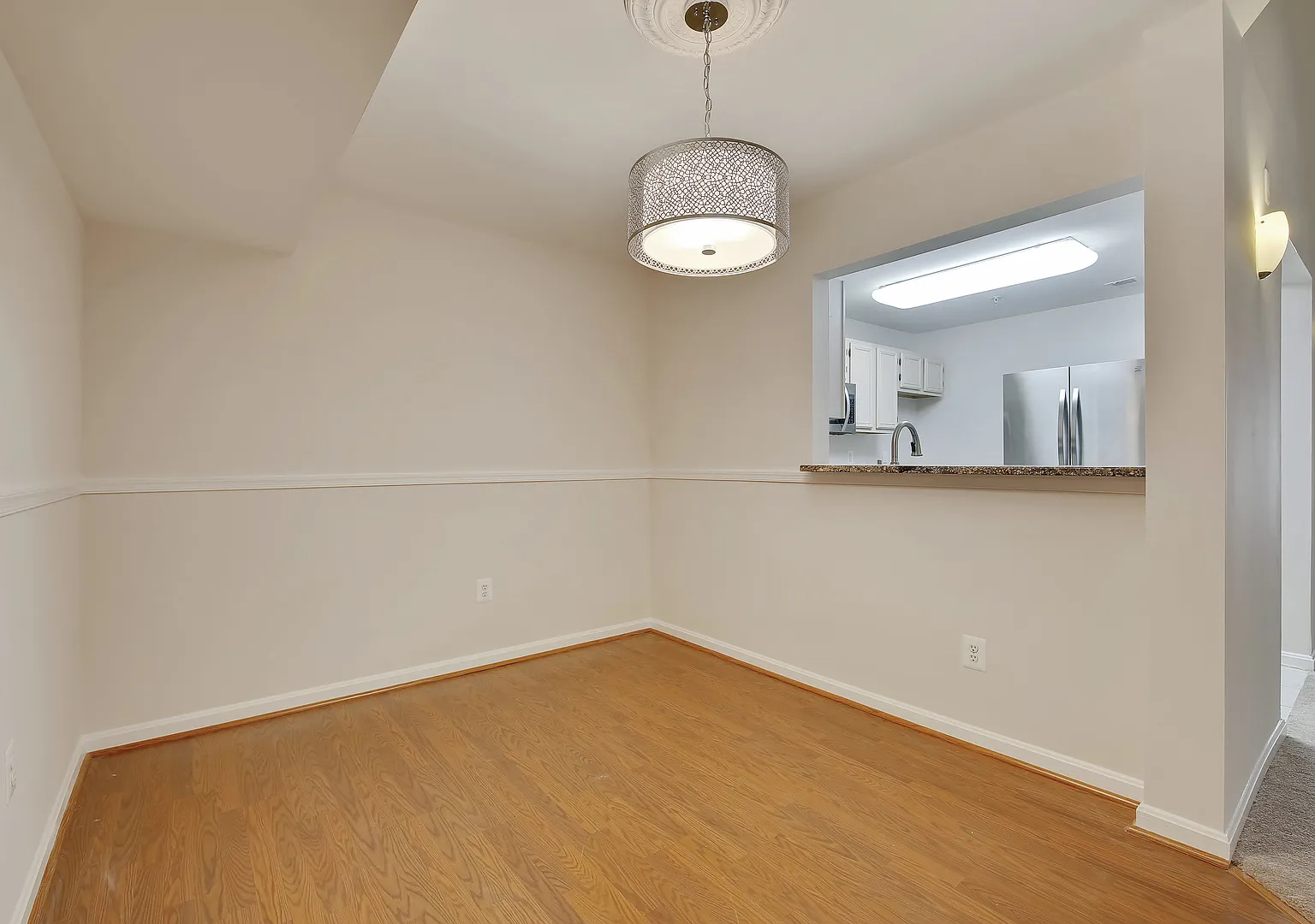 Top-Floor 3BD/3BA seconds to Downtown Crown! — Photo 4