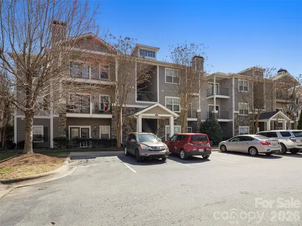 900 Vista Lake Dr APT 208, Candler, NC 28715