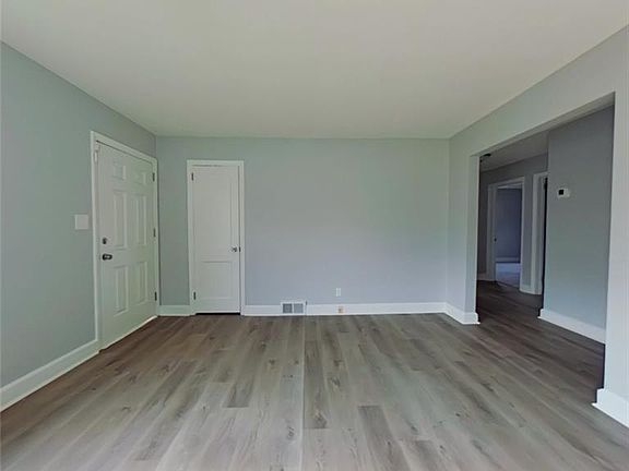 5th image of 405 W Lexington Ave