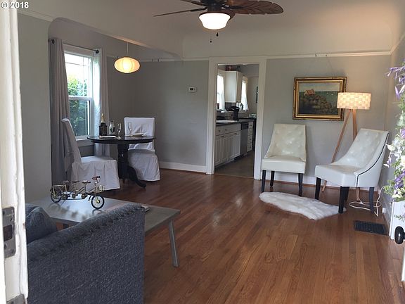 Living room with coving