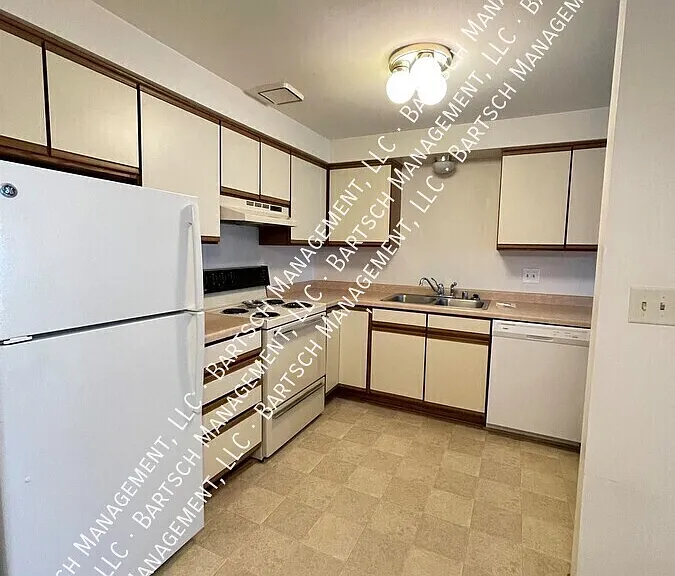 W182S8443 Racine Ave — Photo 8