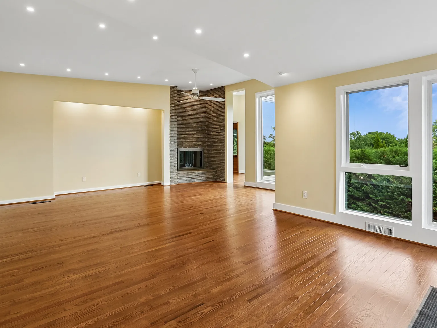 5 bed, 3.5 bath, 4382 sqft, $7,000 — Photo 4
