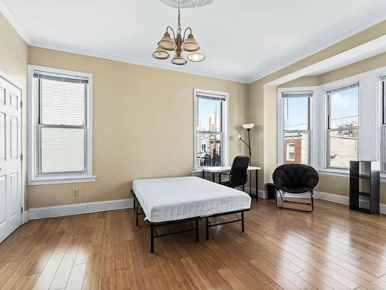 5 bed, 2200 sqft, $3,300 — Photo 2