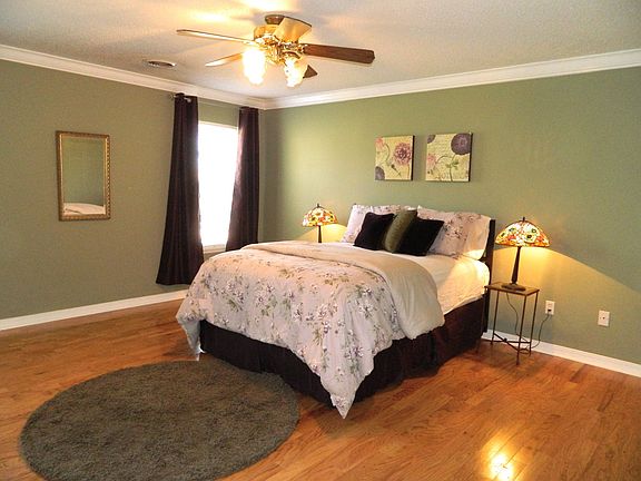 Master w/ large master bath & walk-in closets