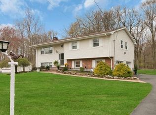 71 Shuart Rd, Airmont, NY 10952